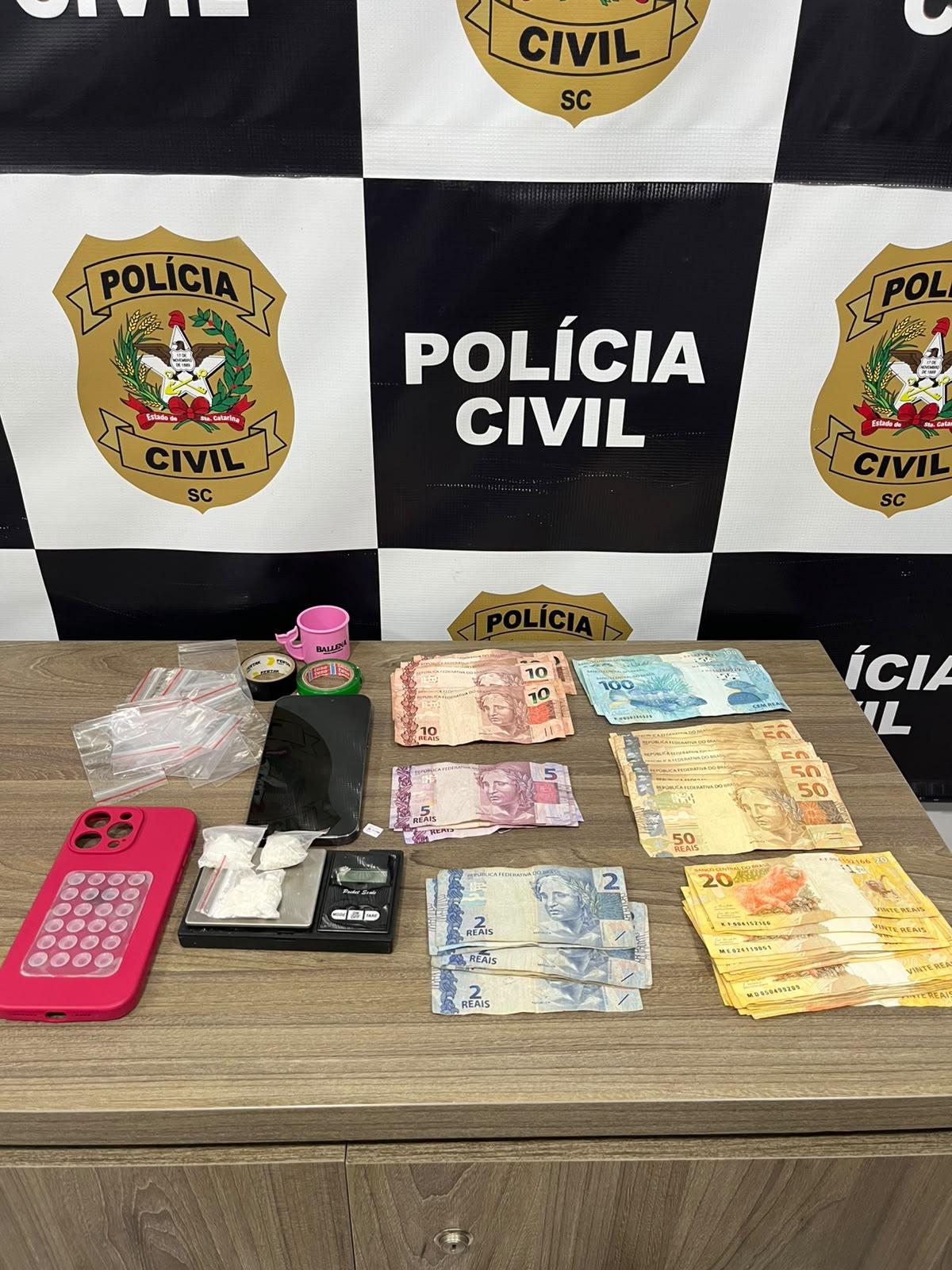 Polícia Civil prende mulher por tráfico de drogas em estabelecimento comercial em Timbó