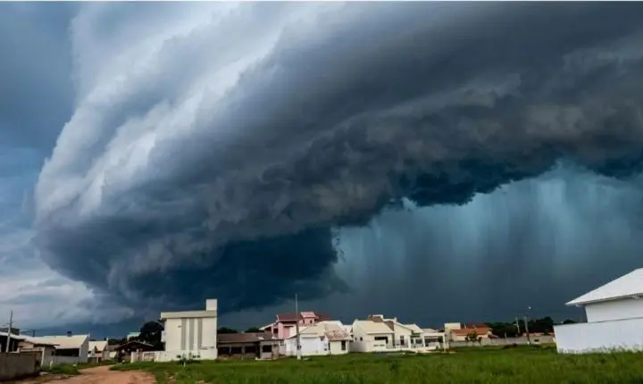 Ciclone deverá trazer muita chuva e volume poderá atingir 300 mm