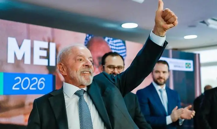 Com TSE sob ataque e enfraquecido, Lula desdenha da lei eleitoral e até distribui dinheiro