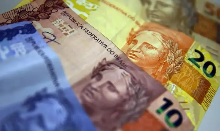 Confiança do consumidor brasileiro cai ao pior nível desde 2022, mostra FGV