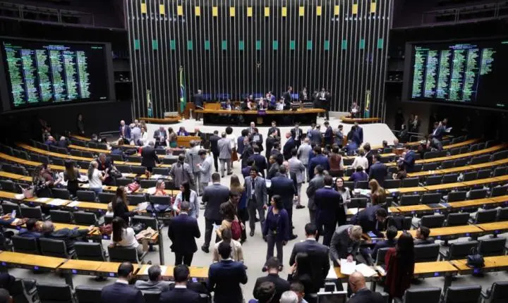 Deputados já nos custaram mais de R$584 milhões só este ano