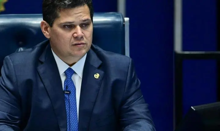 Desgastado e enrolado com Vorcaro, Alcolumbre vê sua reeleição escapar no Senado