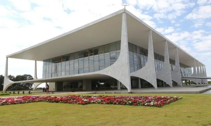 Farra dos cursos: governo banca ricas viagens do pessoal do Planalto ao exterior