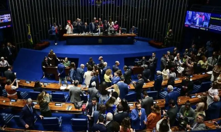 Flávio vota favorável e Senado aprova PEC do fim da escala 6×1 a onze dias da eleição