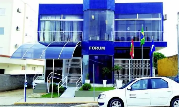 Homem acusado de tentar matar a companheira a facadas na frente do filho de seis anos será julgado hoje