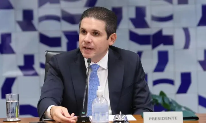 Motta tenta apoio do PT para se manter no cargo