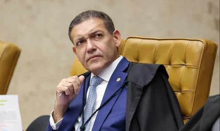 Nunes Marques dá prazo para PGR opinar sobre revisão da condenação de Bolsonaro
