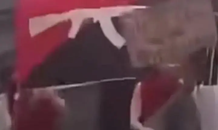 PCC ou luta armada? Bandeira com fuzil no ato de Lula em São Paulo causa polêmica