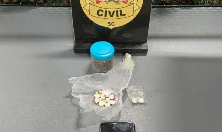 Polícia Civil realiza operação e apreende drogas durante investigação de tentativa de homicídio em Brusque