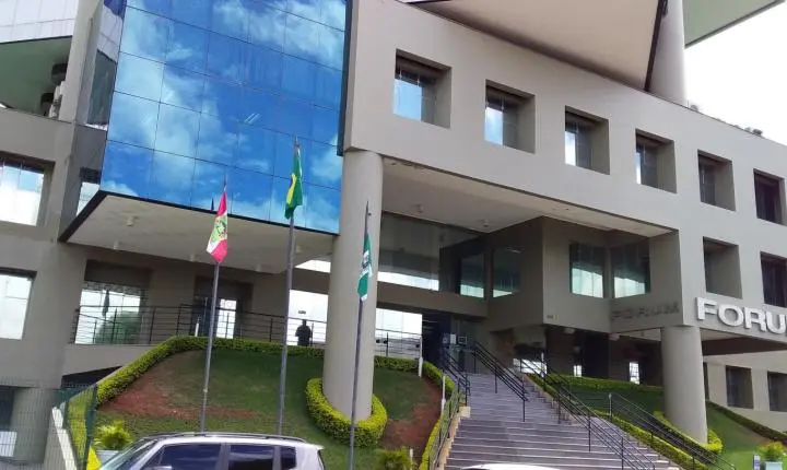 Réu que esfaqueou e atropelou homem que tentou furtar uma bolsa em um camping foi condenado